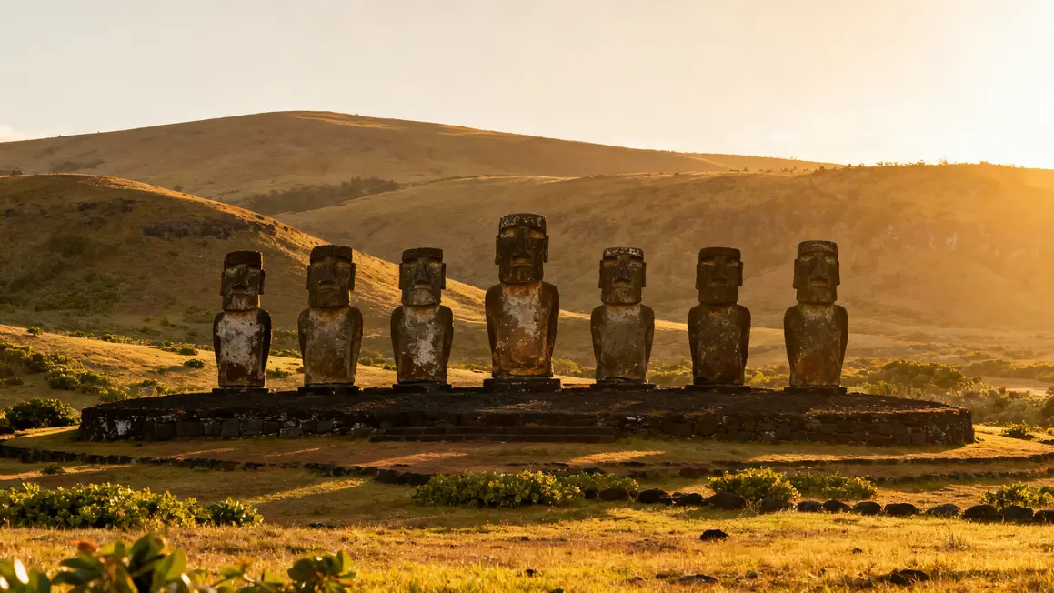Sept moais alignés Ahu Akivi equinoxe ile de Paques